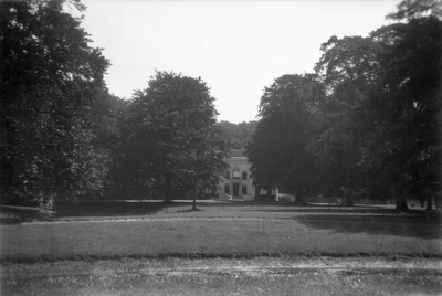 805426 Gezicht op het huis Scherpenzeel te Scherpenzeel.